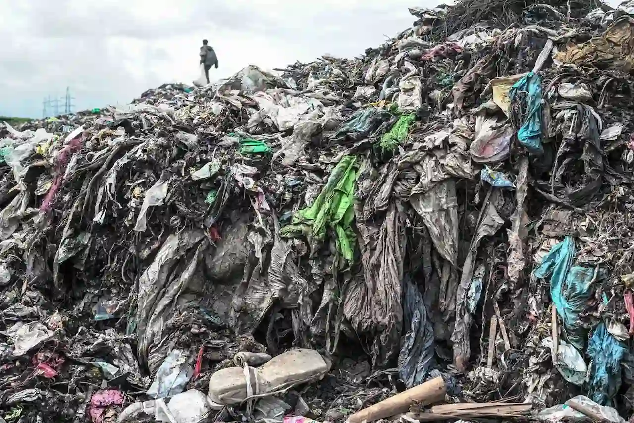 Acumulación de residuos de ropa usada en un vertedero  / Foto: EP