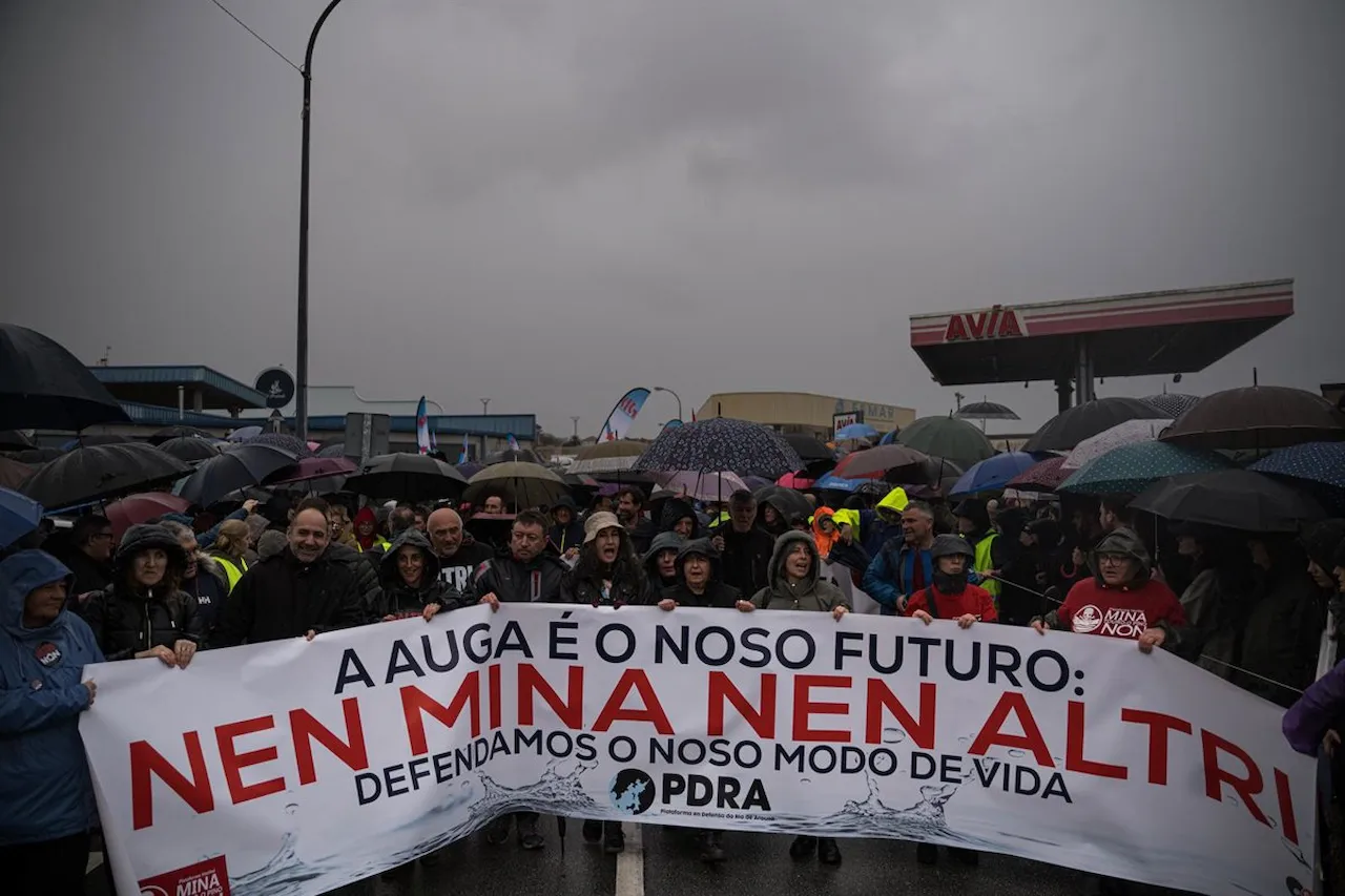 Decenas de personas durante una de las muchas manifestaciones contra Altri y la mina de Touro-O Pino / Foto: Elena Fernández - EP Decenas de personas durante una de las muchas manifestaciones contra Altri y la mina de Touro-O Pino / Foto: Elena Fernández - EP