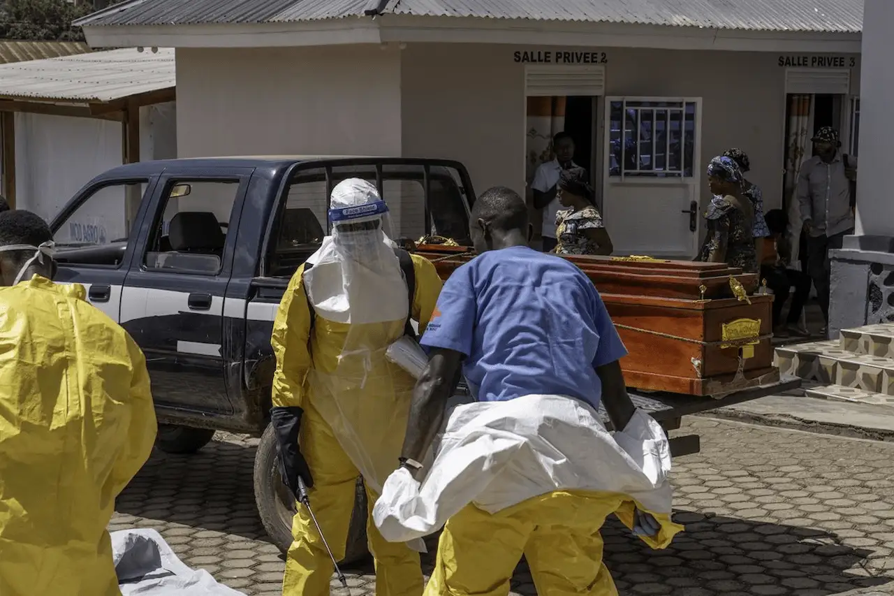 Personal sanitario participa en las tareas de contención y seguimiento del brote de ébola en Bunia, provincia de Ituri, en el noreste de República Democrática del Congo / Foto: EP