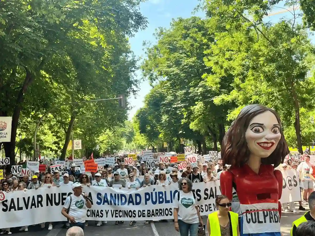 Cabecera de la manifestación en defensa de la sanidad pública en contra las políticas sanitarias del Gobierno de Isabel Díaz Ayuso / Foto: EP