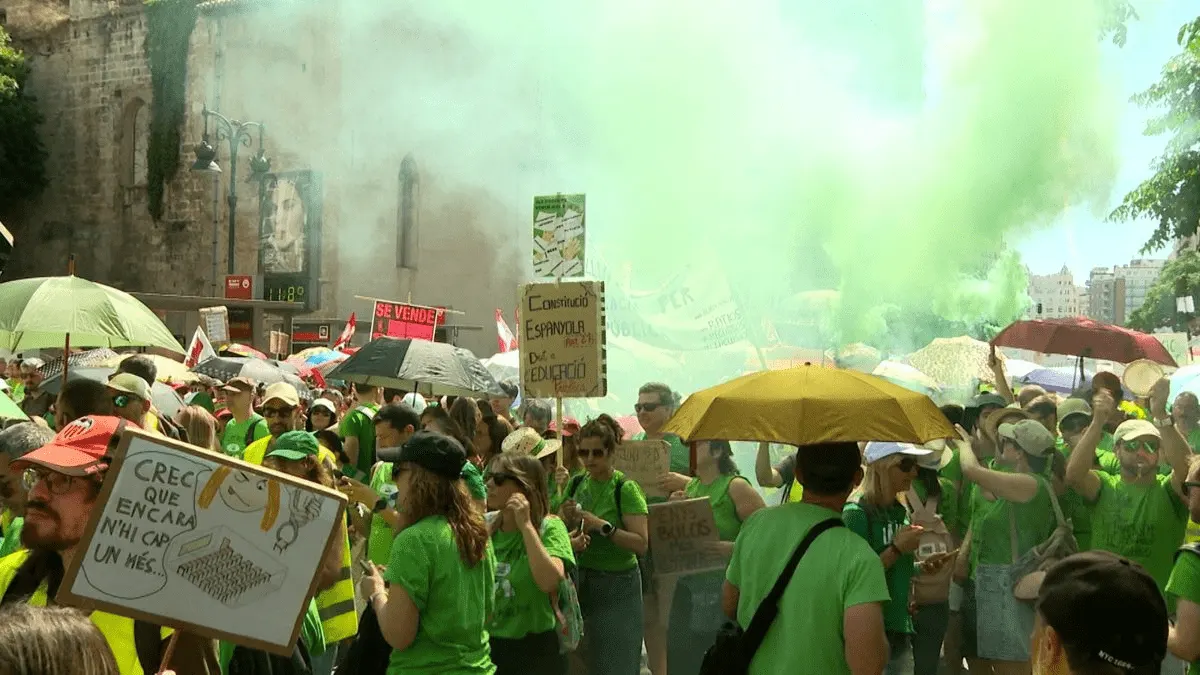Miles de docentes se manifiestan en València durante la decimotercera jornada de huelga para reclamar más inversión en la educación pública / Foto: EP