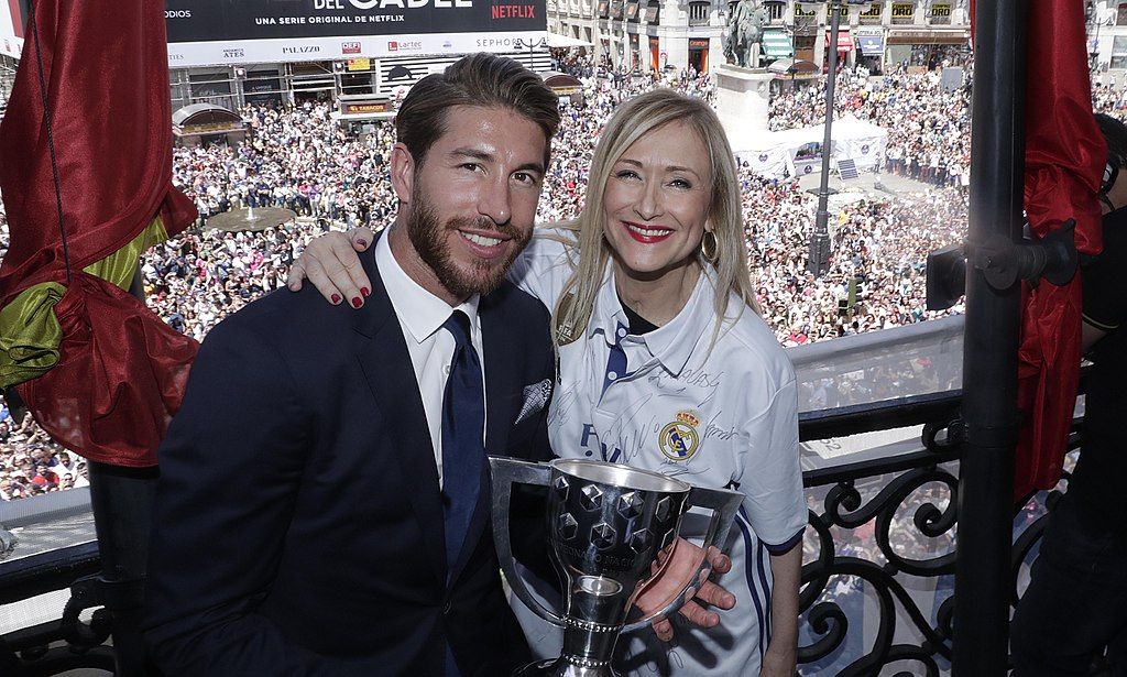 Ramos celebrando un título del Madrid con la dimitida presidenta autonómica Cristina Cifuentes / Foto: Wikipedia