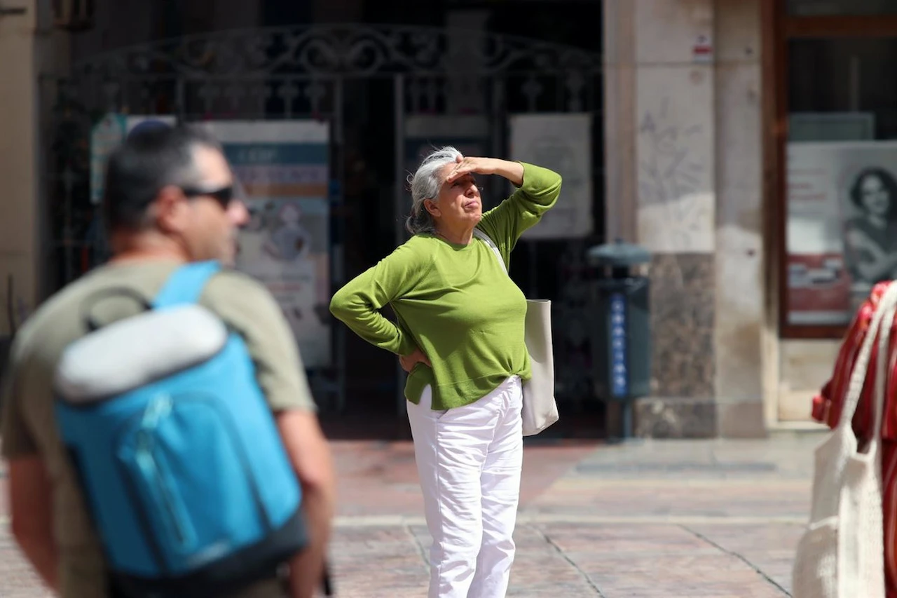Viandantes se protegen del calor durante una jornada de altas temperaturas en Málaga, en Andalucía (España) / Foto: Archivo - EP Viandantes se protegen del calor durante una jornada de altas temperaturas en Málaga, en Andalucía (España) / Foto: Archivo - EP