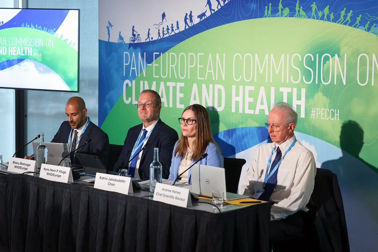 La presidenta de la Comisión Paneuropea sobre Clima y Salud, Katrín Jakobsdóttir, y el director regional de la OMS para Europa, Hans Henri P. Kluge, durante la presentación de la iniciativa en Reikiavik (Islandia) / Foto: WHO