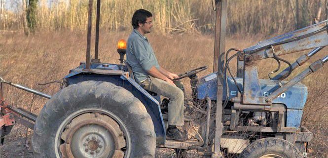 Ferran con el tractor obtenido gracias a una campaña de recogida de fondos en Verkami / Foto: La Rufa