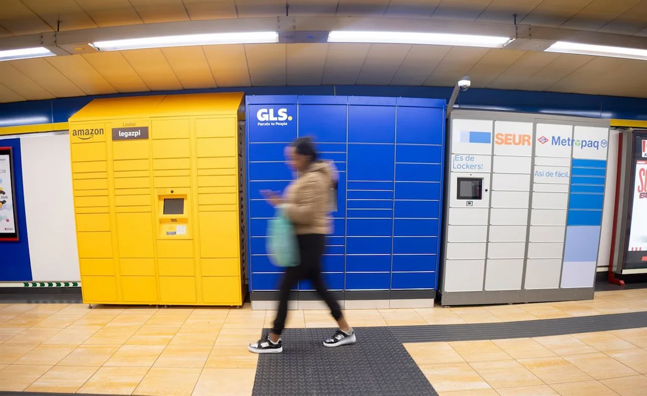 Taquillas o lockers inteligentes instaladas en la estación de Metro de Legazpi, en Madrid, el 11 de marzo de 2026 / Foto: Archivo - EP
