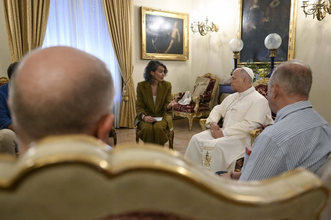 La coordinadora del proyecto Repara, Lidia Troya, acompaña a seis víctimas de abusos en la Iglesia en su encuentro con León XIV en la Nunciatura / Foto: EP