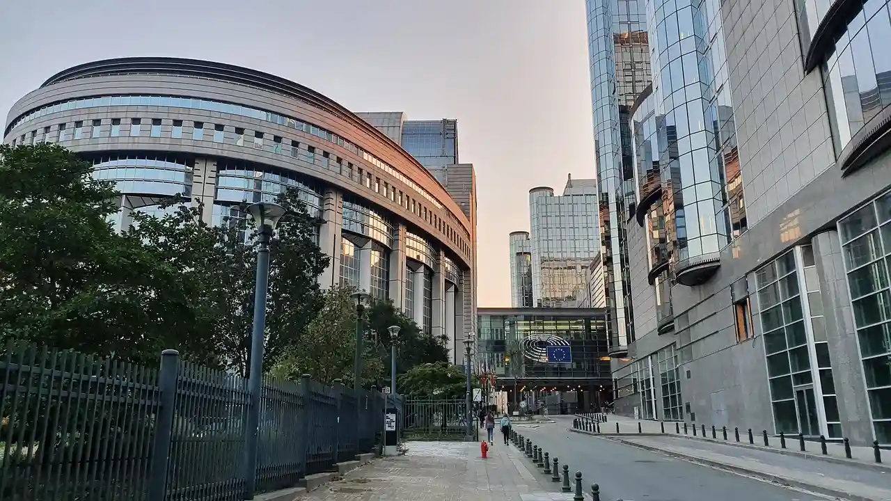 El Parlamento Europeo, en Bruselas. Los CEO de las grandes empresas europeas ganan 78 veces más que sus trabajadores / Foto: PB
