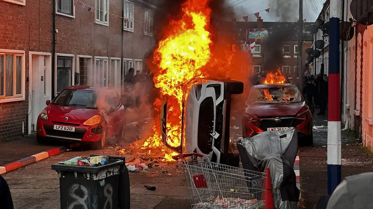 Vehículos incendiados en Lendrick Street, en Belfast (Irlanda del Norte) durante los disturbios racistas alentados por el odio en redes / Foto: EP
