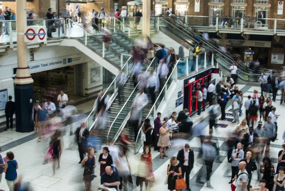 Aglomeración en una estación del metro de Londres, una de las ciudades con más población del mundo / Foto: Free Photos