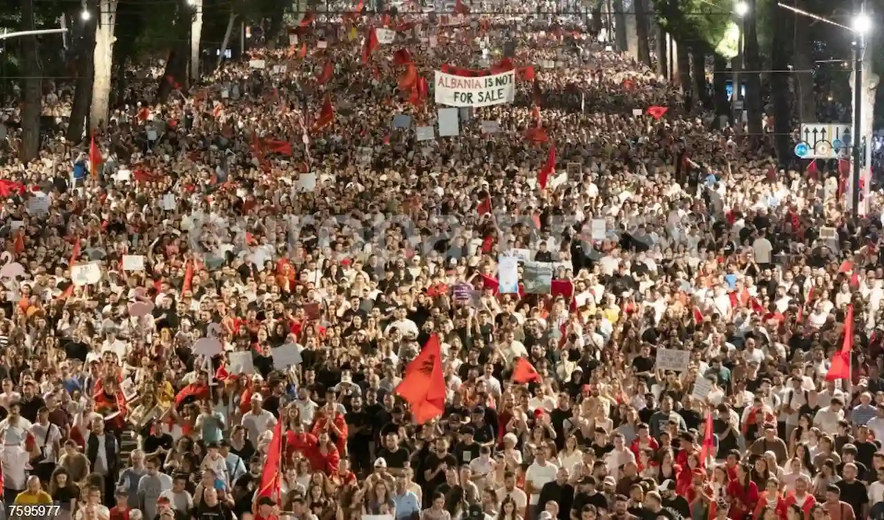 Activistas ambientales y colectivos civiles protestan en Tirana contra el proyecto turístico vinculado a Jared Kushner, en la decimocuarta jornada consecutiva de movilizaciones / Foto: EP Activistas ambientales y colectivos civiles protestan en Tirana contra el proyecto turístico vinculado a Jared Kushner, en la decimocuarta jornada consecutiva de movilizaciones / Foto: EP