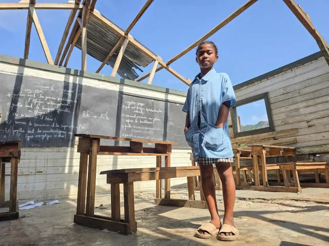 Riesgos climáticos para la infancia. El paso de la tormenta tropical Jude en 2025, destruyó la escuela de esta niña de 11 años en Madagascar / Foto: UNICEF Riesgos climáticos para la infancia. El paso de la tormenta tropical Jude en 2025, destruyó la escuela de esta niña de 11 años en Madagascar / Foto: UNICEF