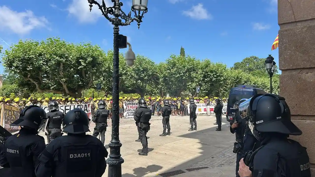 Concentración de miembros de los Bombers de la Generalitat frente al Parlament de Catalunya / Foto: EP Concentración de miembros de los Bombers de la Generalitat frente al Parlament de Catalunya / Foto: EP