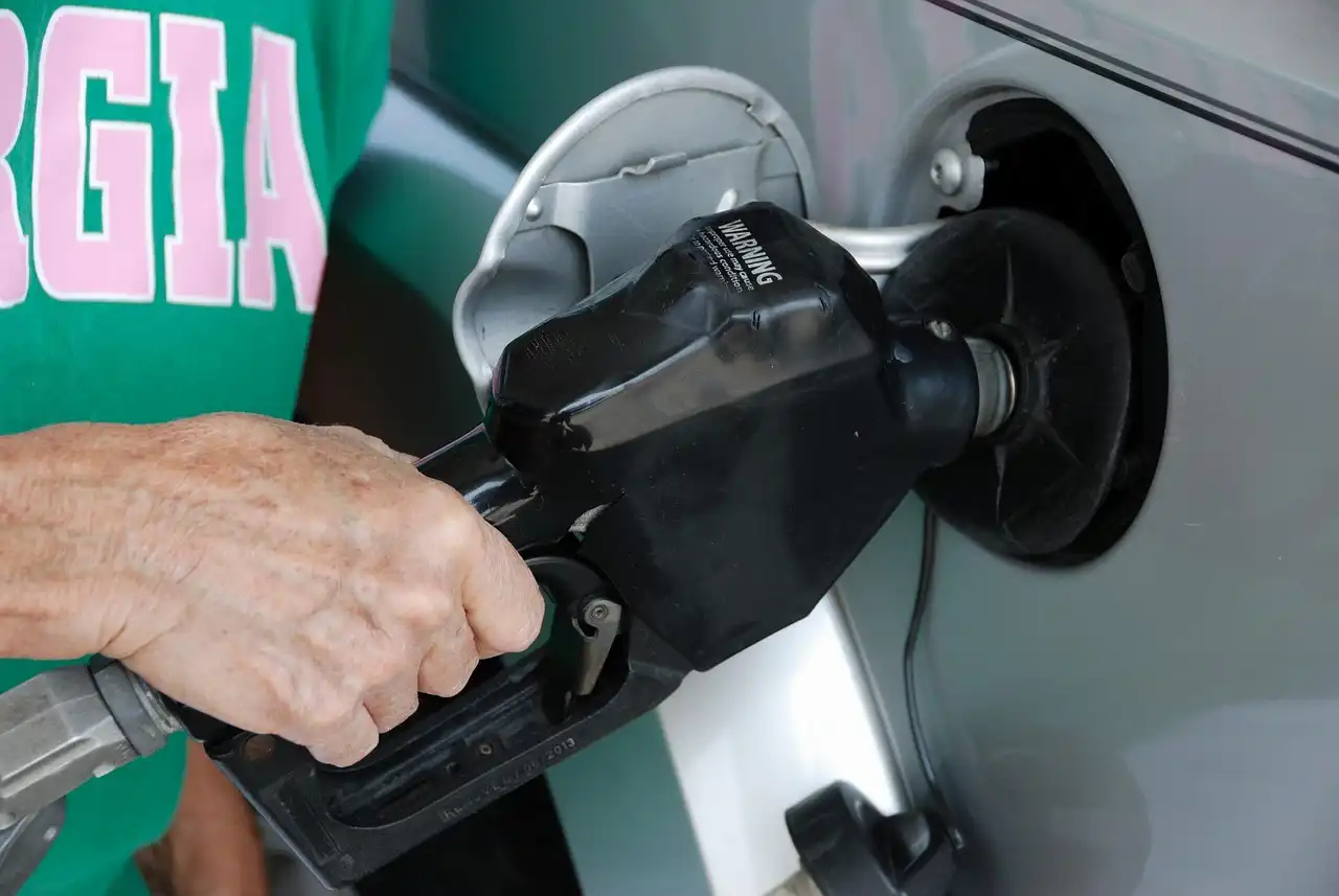 Reportaje de gasolina ante el posible encarecimiento de los carburantes a partir del 30 de junio / Foto: PB