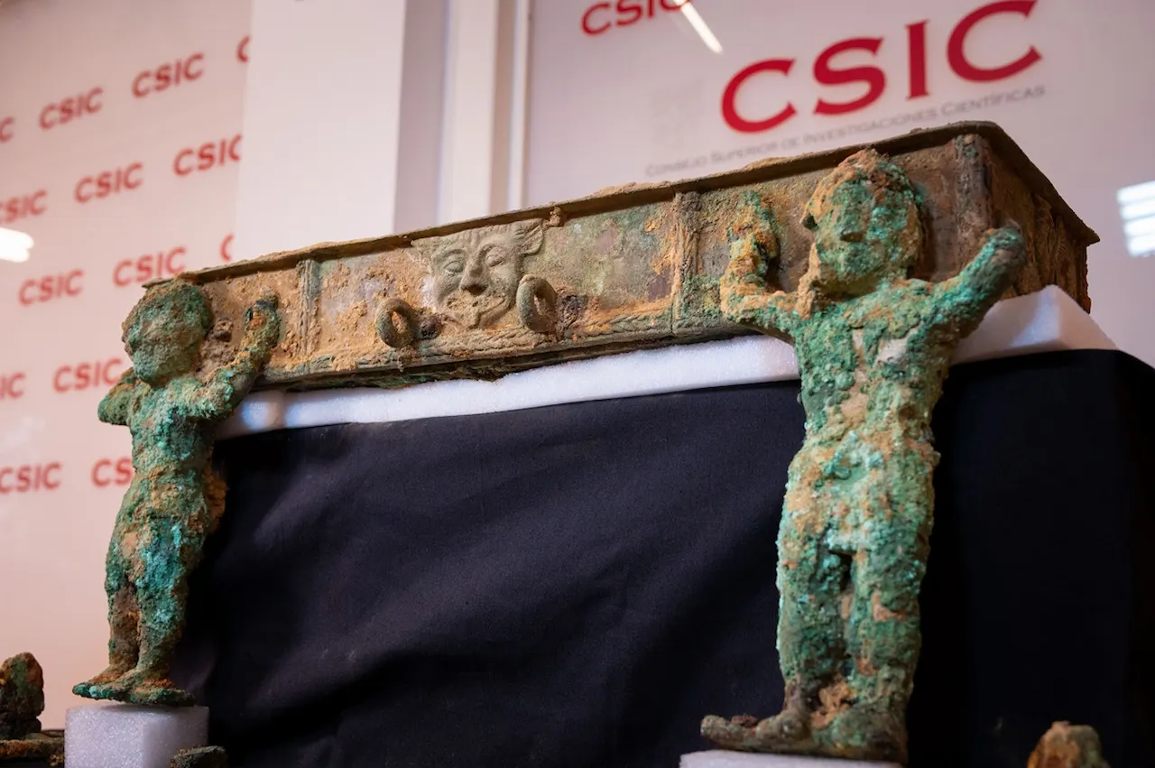 Carro de bronce hallado en Casas del Turuñuelo expuesto en la rueda de prensa / Foto: César Hernández (CSIC)
