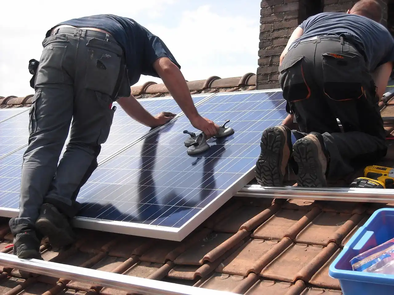 Paneles solares en el tejado de una vivienda la fotovoltaica produce más electricidad en las horas de más calor y sol / Foto: PB