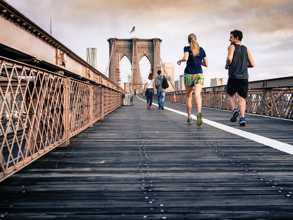 Una pareja corriendo por el puente de Brooklyn, en Nueva York / Foto: Free Photos