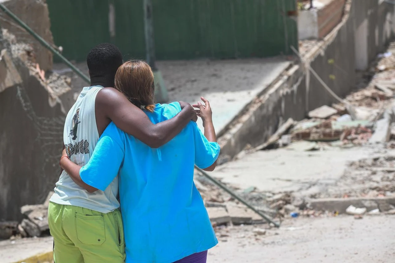 Dos personas se abrazan tras observar los estragos de los terremotos en Venezuela / Foto: EP