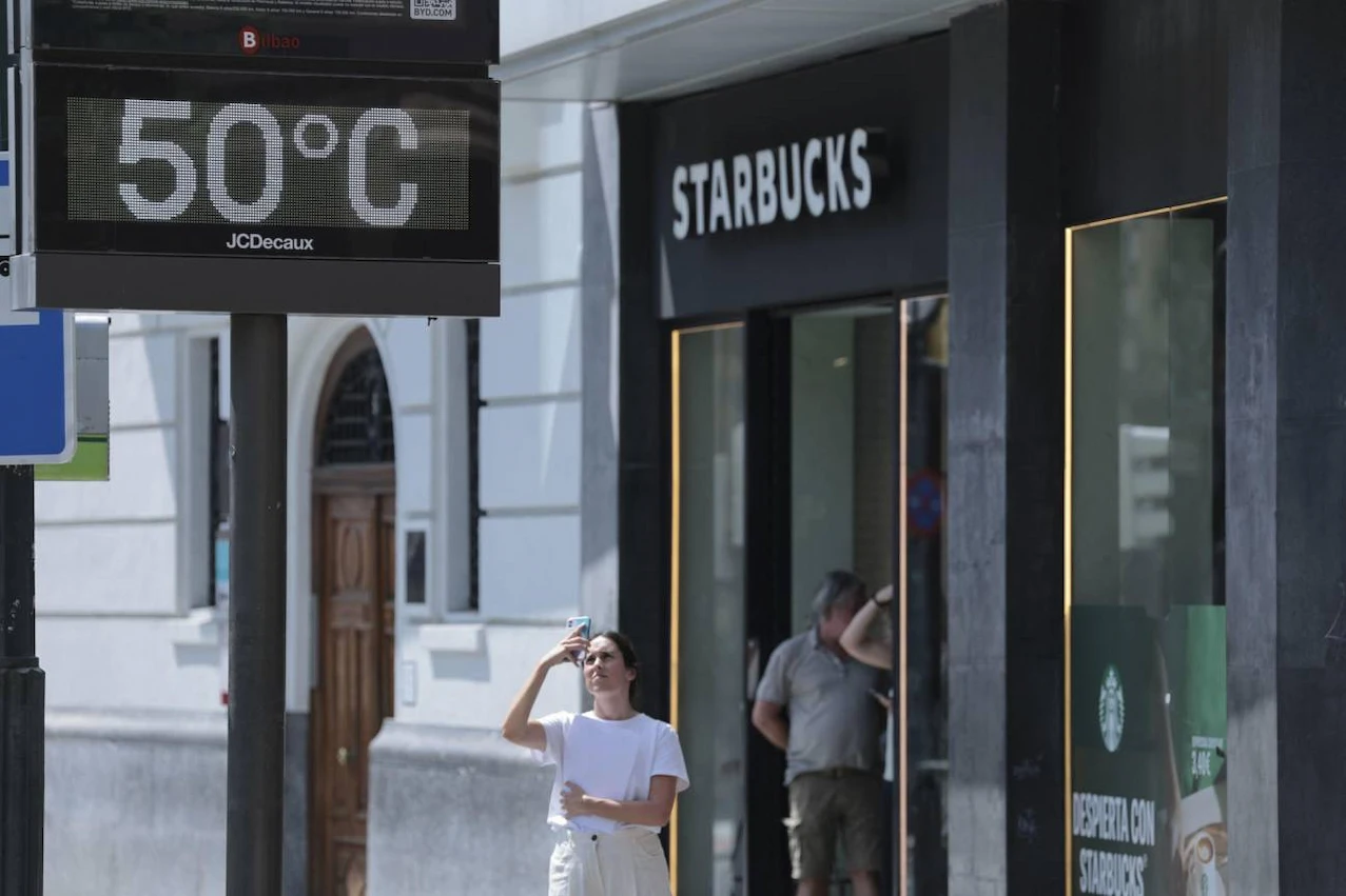 Temperaturas extremas y elevada humedad incrementan los riesgos para la salud. Termómetro en la calle en Bilbao / Foto: EFE-Luis Tejido