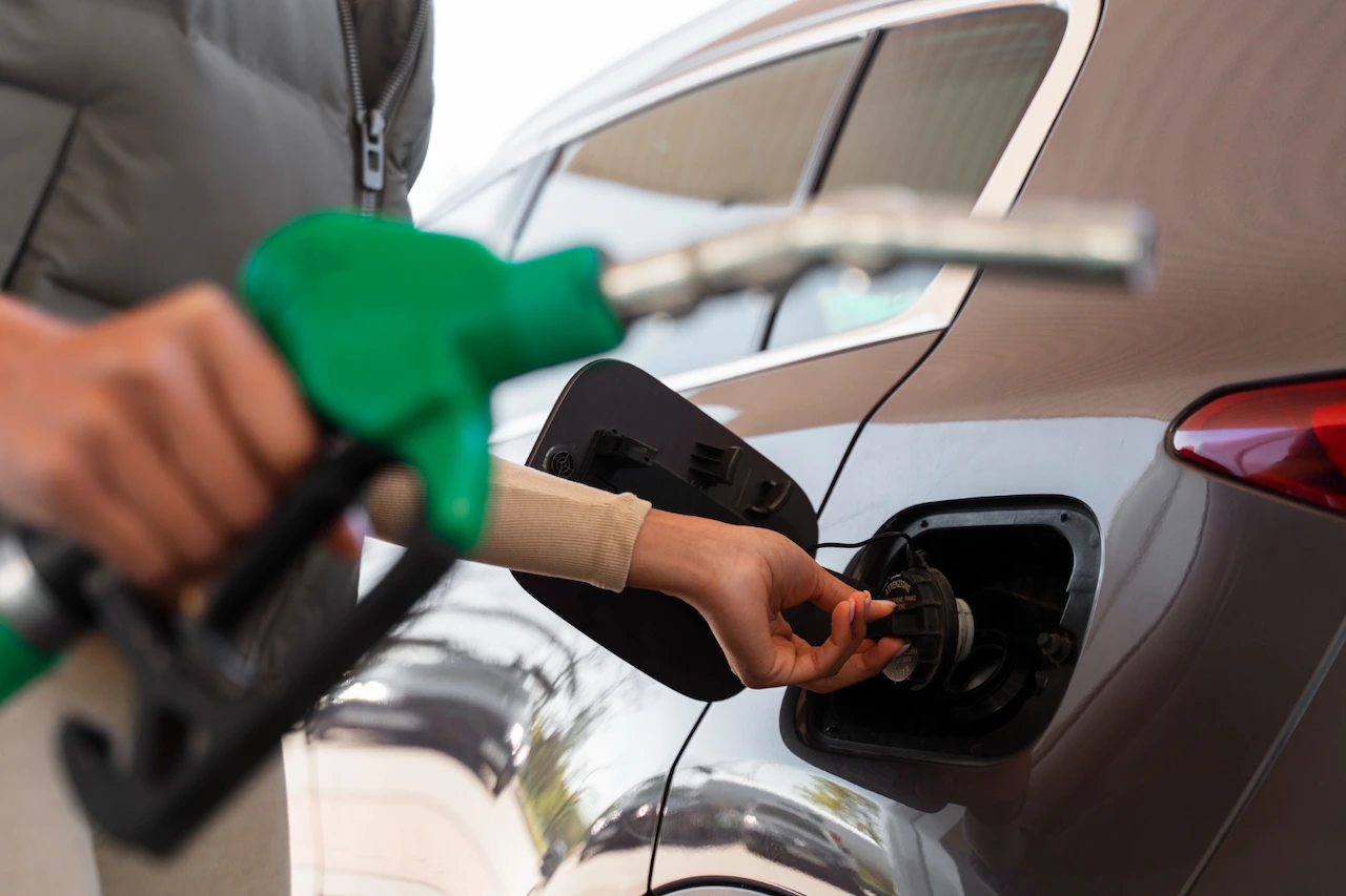 Repostaje de carburantes en una estación de servicio, una de las medidas del Gobierno para aliviar el coste de la energía / Foto: FP