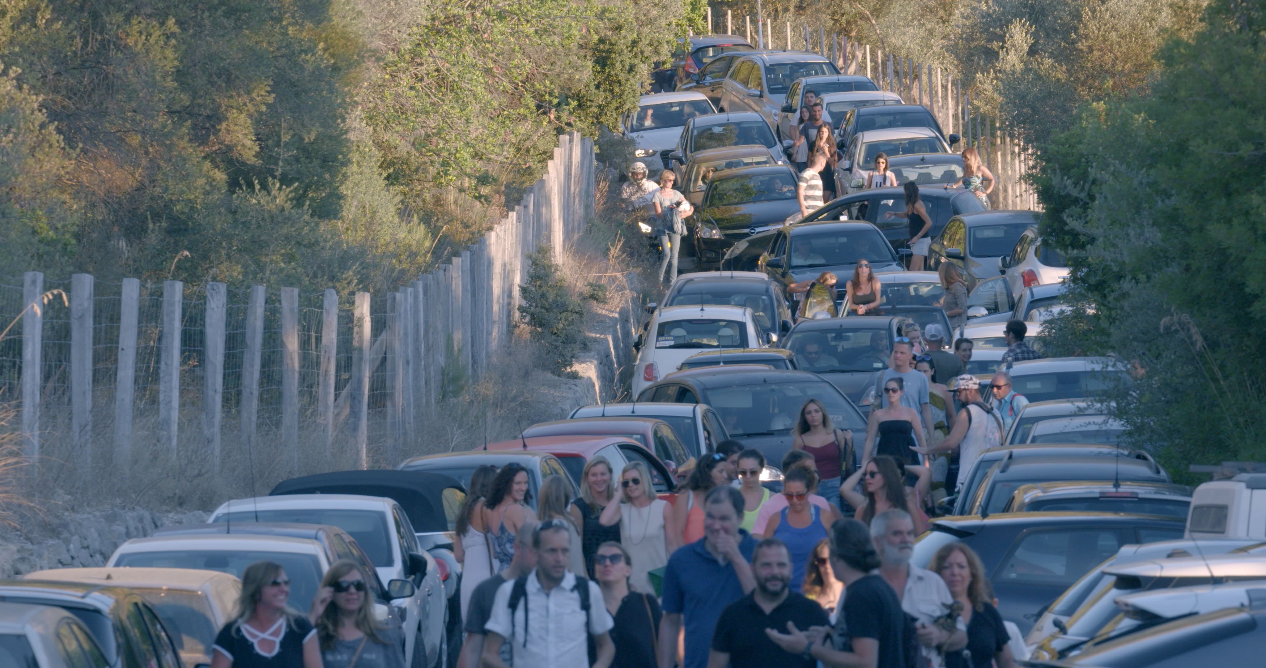 Aglomeraciones en los accesos a un enclave turístico de la isla / Foto: Overbooking