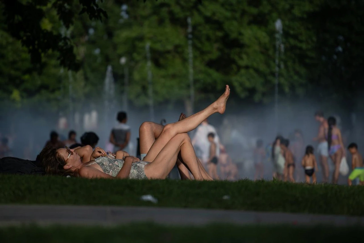 Varias personas se refrescan en las fuentes de Madrid Río, a 23 de junio de 2026, en Madrid (España) / Foto: EP