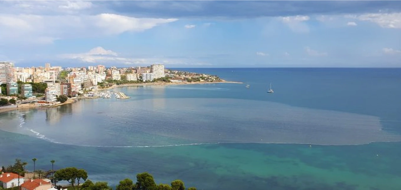 Playa de la Albufereta y Cap de l’Horta al fondo, con una mancha de vertidos por la rotura del emisario en 2024 / Foto: Colla Ecologista d’Alacant