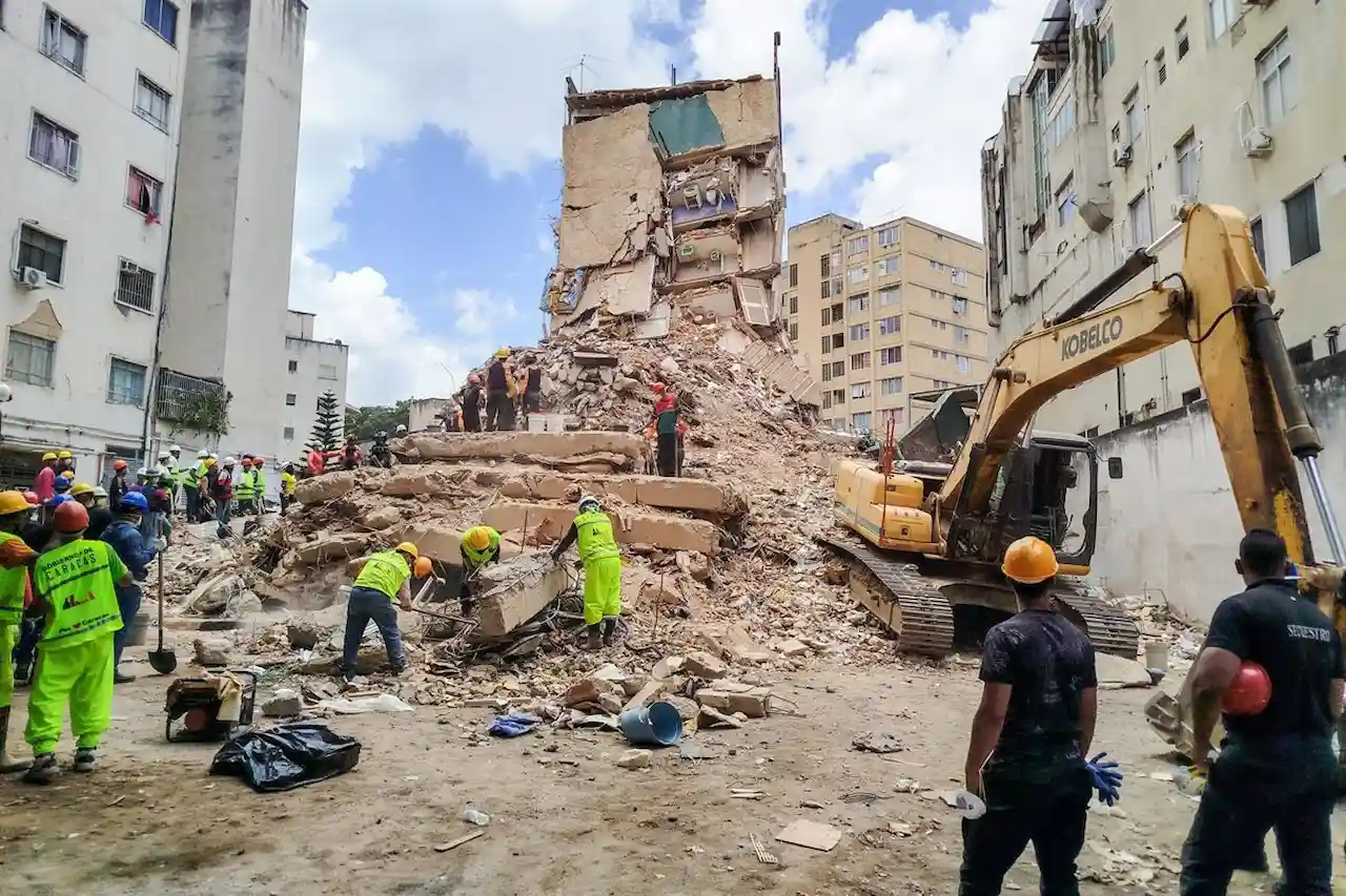 Equipos de rescate trabajan para localizar posibles supervivientes tras el doble seísmo en Venezuela Equipos de rescate trabajan para localizar posibles supervivientes tras el doble seísmo en Venezuela