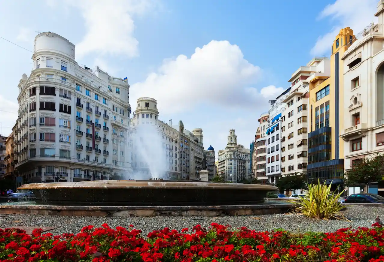 La plaza del Ayuntamiento de Valencia, sin apenas arbolado que dé sombra / Foto: FP La plaza del Ayuntamiento de Valencia, sin apenas arbolado que dé sombra / Foto: FP
