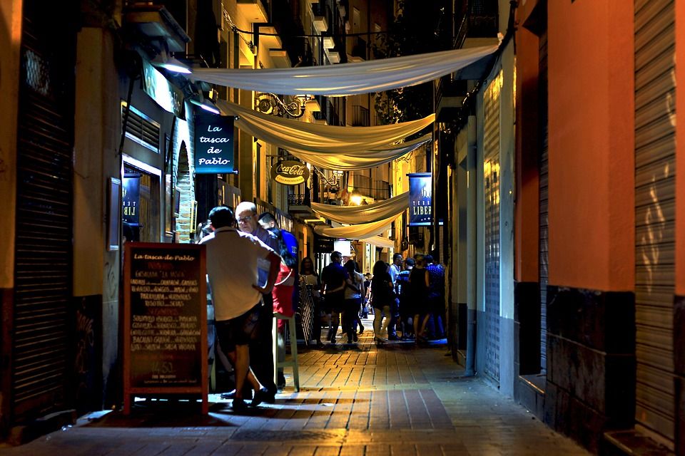 Sucesión de bares en una calle del centro histórico de Zaragoza / Foto: Daniel Nebreda