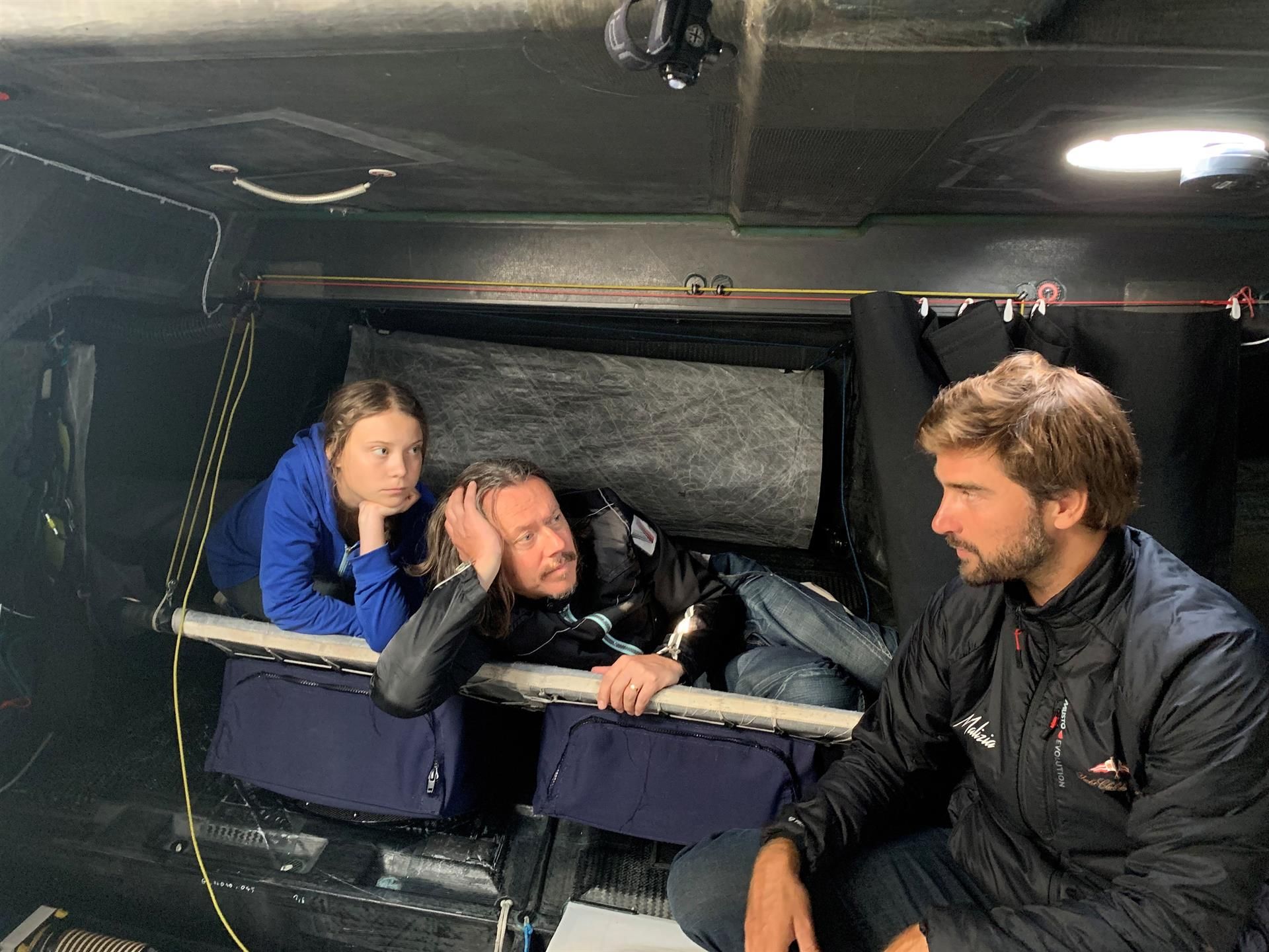 Thunberg y dos compañeros de viaje en los habitáculos donde dormirán / Foto: Team Malizia / Handout