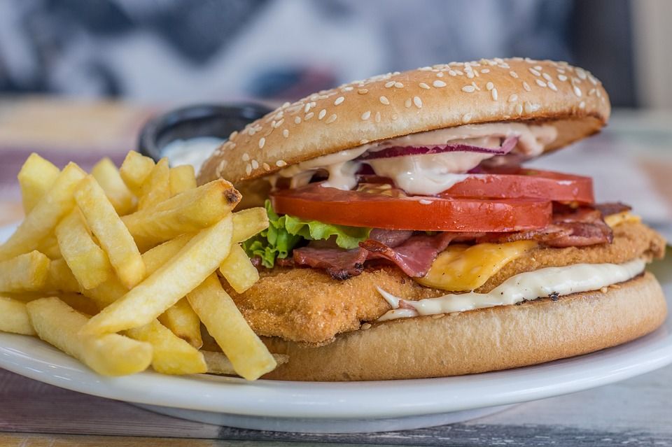 Los españoles consumen cada vez más carne y alimentos procesados, y menos fruta y verduras / Foto: Anestiev