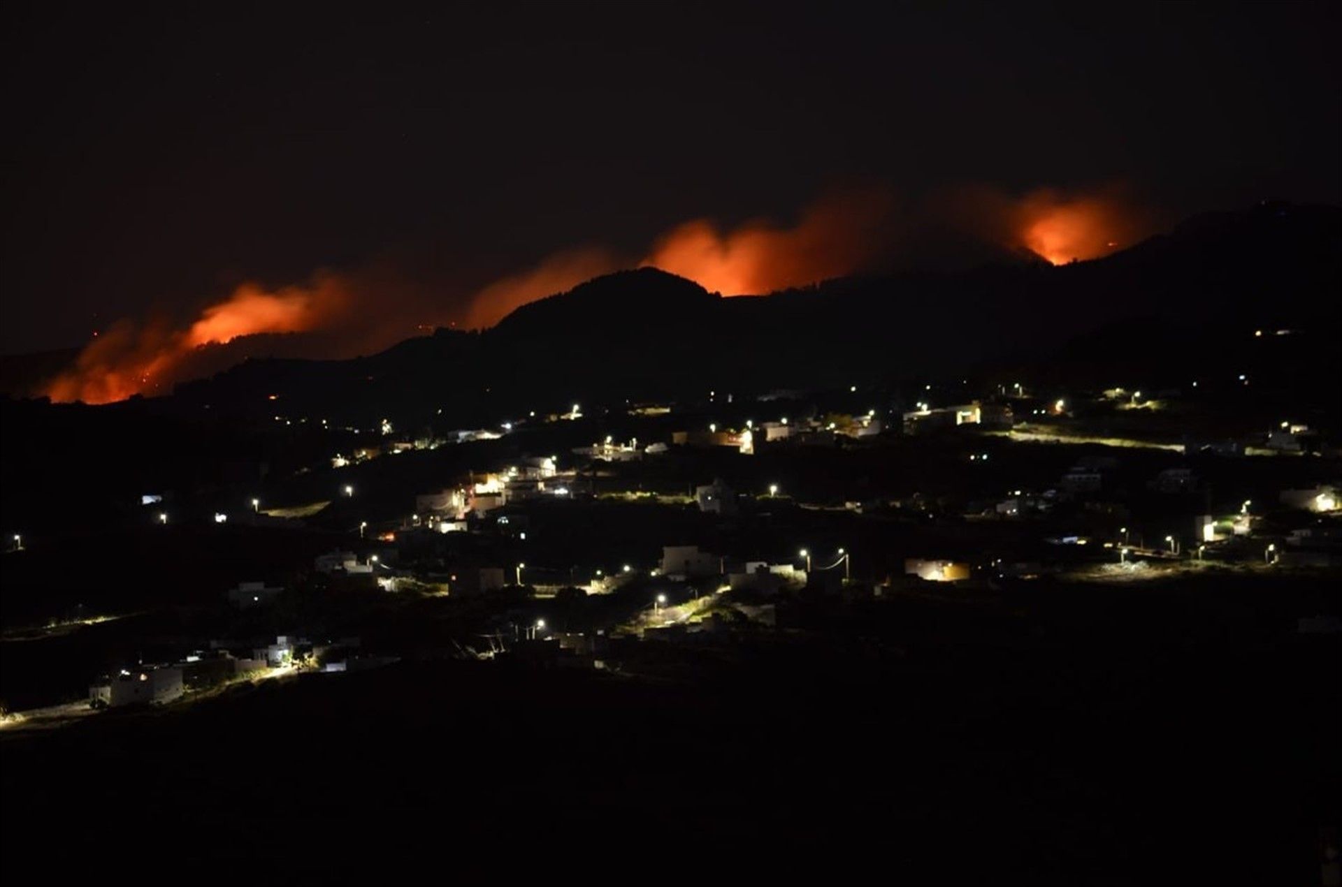 En Gran Canaria, las llamas se aproximaron peligrosamente a núcleos habitados / Foto: Cabildo de Gran Canaria