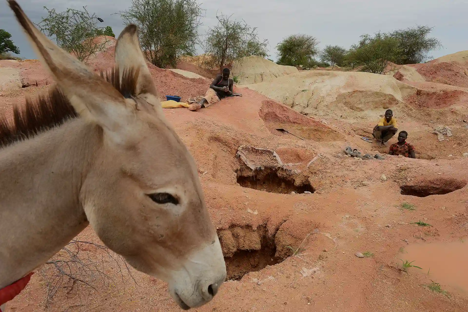 Burkina Faso. Más de 440 minas artesanales ilegales salpican el país. El riesgo de colapso es constante / Foto: Alfons Rodríguez