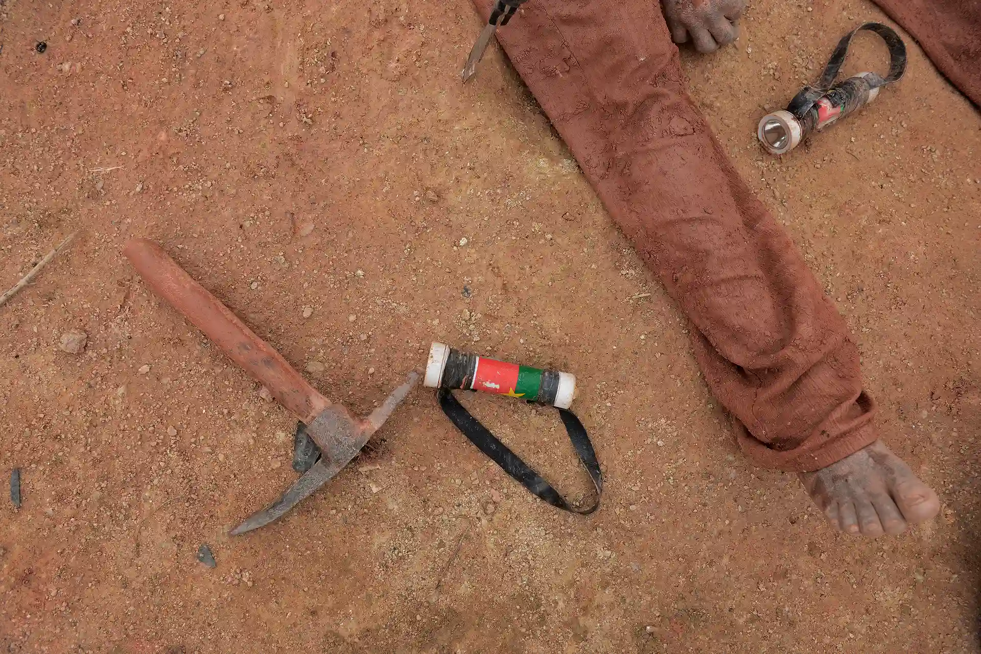 Mina de Koutoula Yarcé, Kaya, Burkina Faso. El utillaje completo del 'orpaillage' pico, linterna casera y la bandera de Burkina / Foto: Alfons Rodríguez
