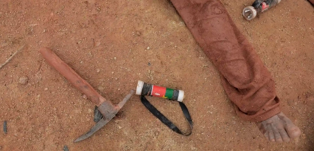 Mina de Koutoula Yarcé, Kaya, Burkina Faso. El utillaje completo del 'orpaillage' pico, linterna casera y la bandera de Burkina / Foto: Alfons Rodríguez