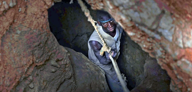 Mina de Koutoula Yarcé, Kaya, Burkina Faso. Un 'orpailleur' ata su cuerpo a una soga en mal estado la única medida de seguridad antes de descender / Foto: Alfons Rodríguez