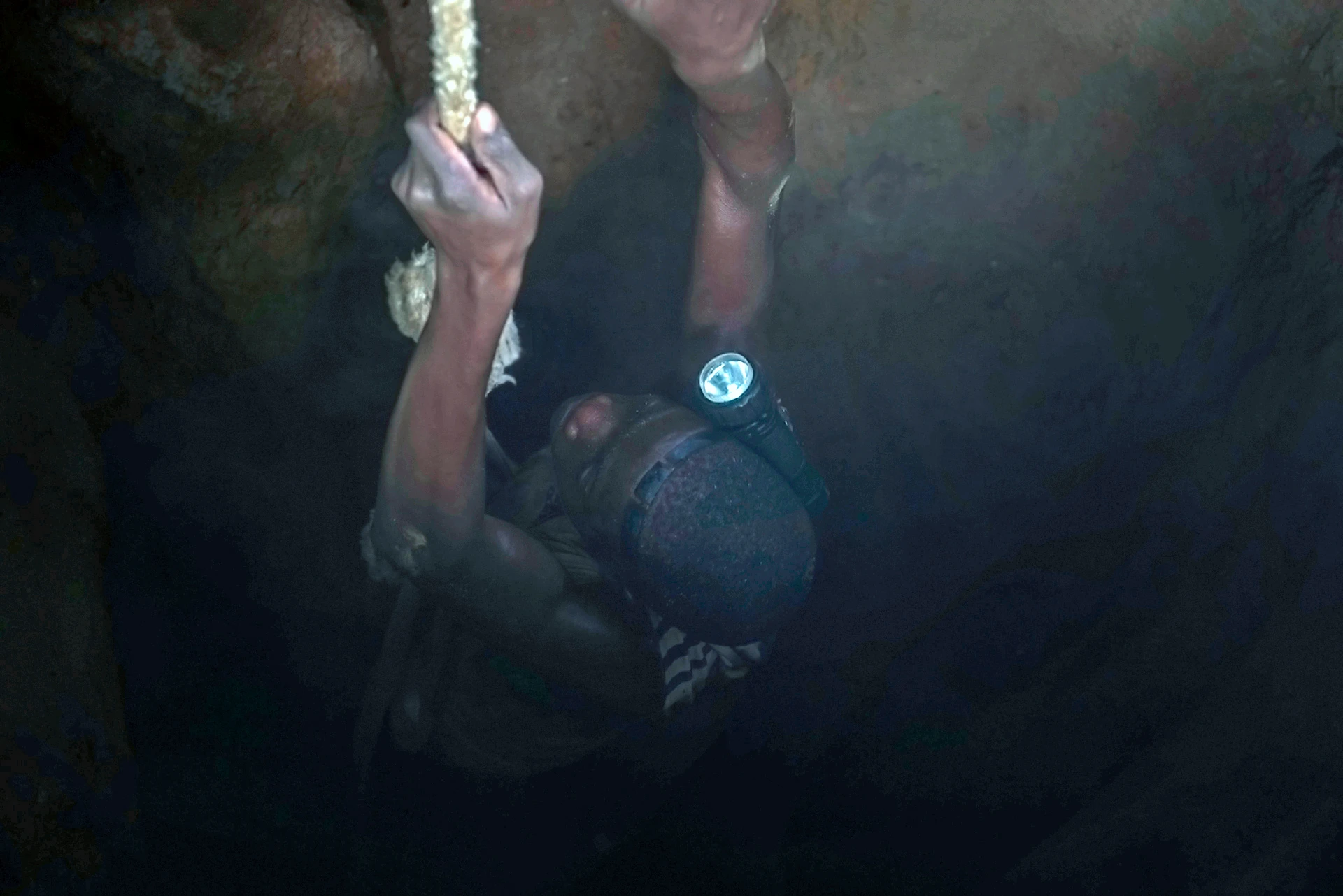 Mina de Koutoula Yarcé, Kaya, Burkina Faso. Un joven se prepara para descender unos 40 metros / Foto: Alfons Rodríguez