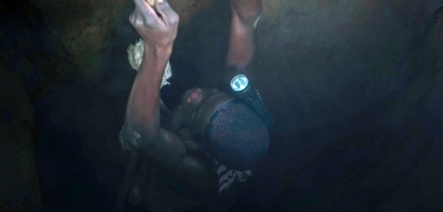 Mina de Koutoula Yarcé, Kaya, Burkina Faso. Un joven se prepara para descender unos 40 metros / Foto: Alfons Rodríguez