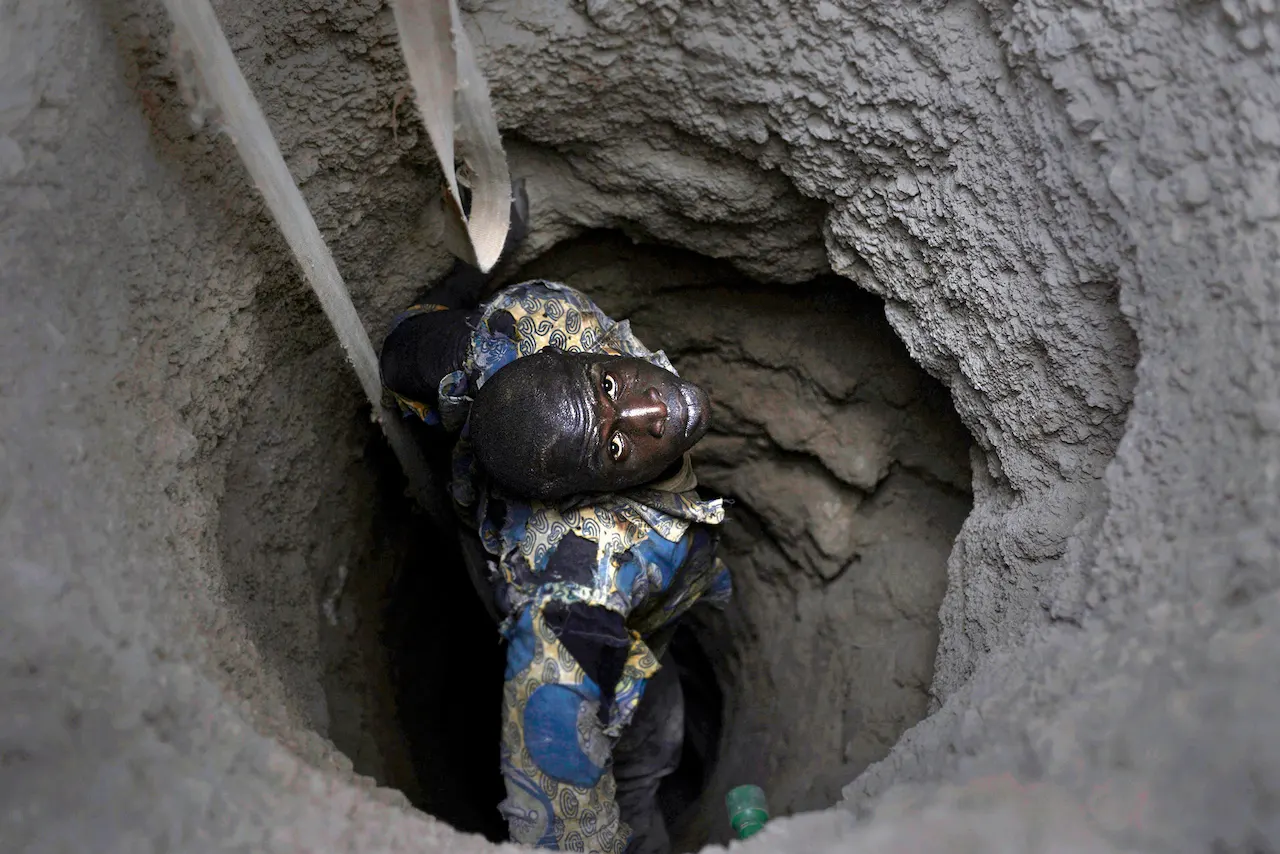 Mina de Koutoula Yarcé, Kaya, Burkina Faso. Un minero emerge desde el interior de un 'trou' la mirada perdida, el cuerpo cubierto de polvo / Foto: Alfons Rodríguez