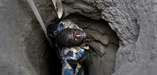 Mina de Koutoula Yarcé, Kaya, Burkina Faso. Un minero emerge desde el interior de un 'trou' la mirada perdida, el cuerpo cubierto de polvo / Foto: Alfons Rodríguez