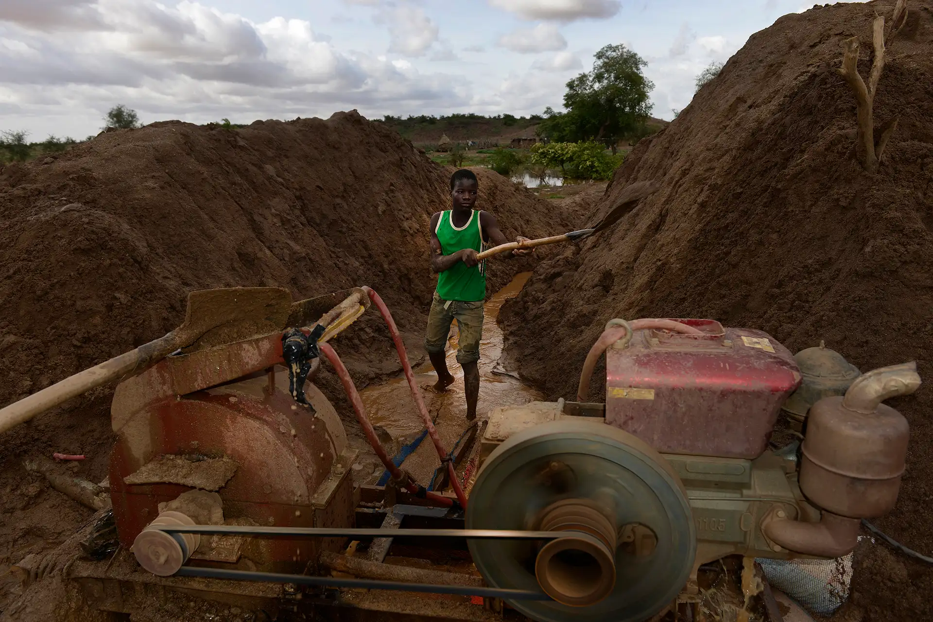 Burkina Faso. En algunas explotaciones hay maquinaria antigua. El alquiler corre a cargo de los propios mineros / Foto: Alfons Rodríguez
