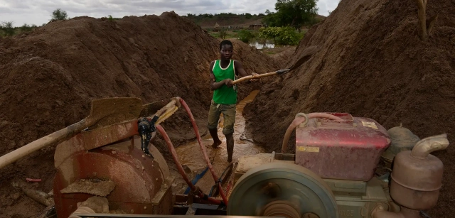 Burkina Faso. En algunas explotaciones hay maquinaria antigua. El alquiler corre a cargo de los propios mineros / Foto: Alfons Rodríguez