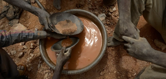 Minas de Zemse, Yalgo, Burkina Faso. Varios mineros criban la tierra con agua en una batea colectiva. El proceso es lento, el resultado incierto / Foto: Alfons Rodríguez