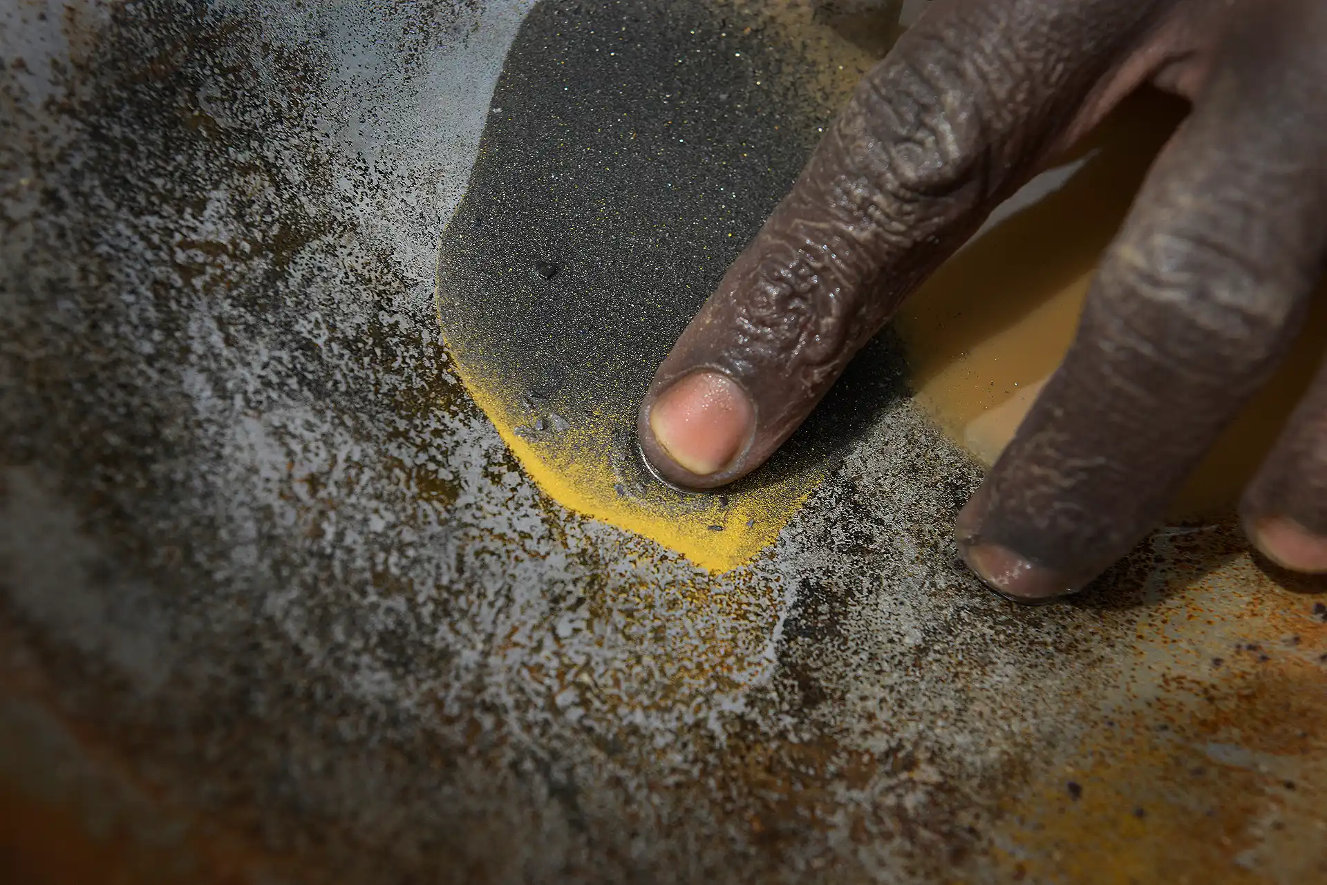 14 Minas de Guoengo, Burkina Faso. El cribaje con agua es el corazón del 'orpaillage' horas de trabajo artesanal para unas pocas partículas de oro
