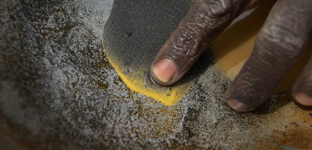 14 Minas de Guoengo, Burkina Faso. El cribaje con agua es el corazón del 'orpaillage' horas de trabajo artesanal para unas pocas partículas de oro