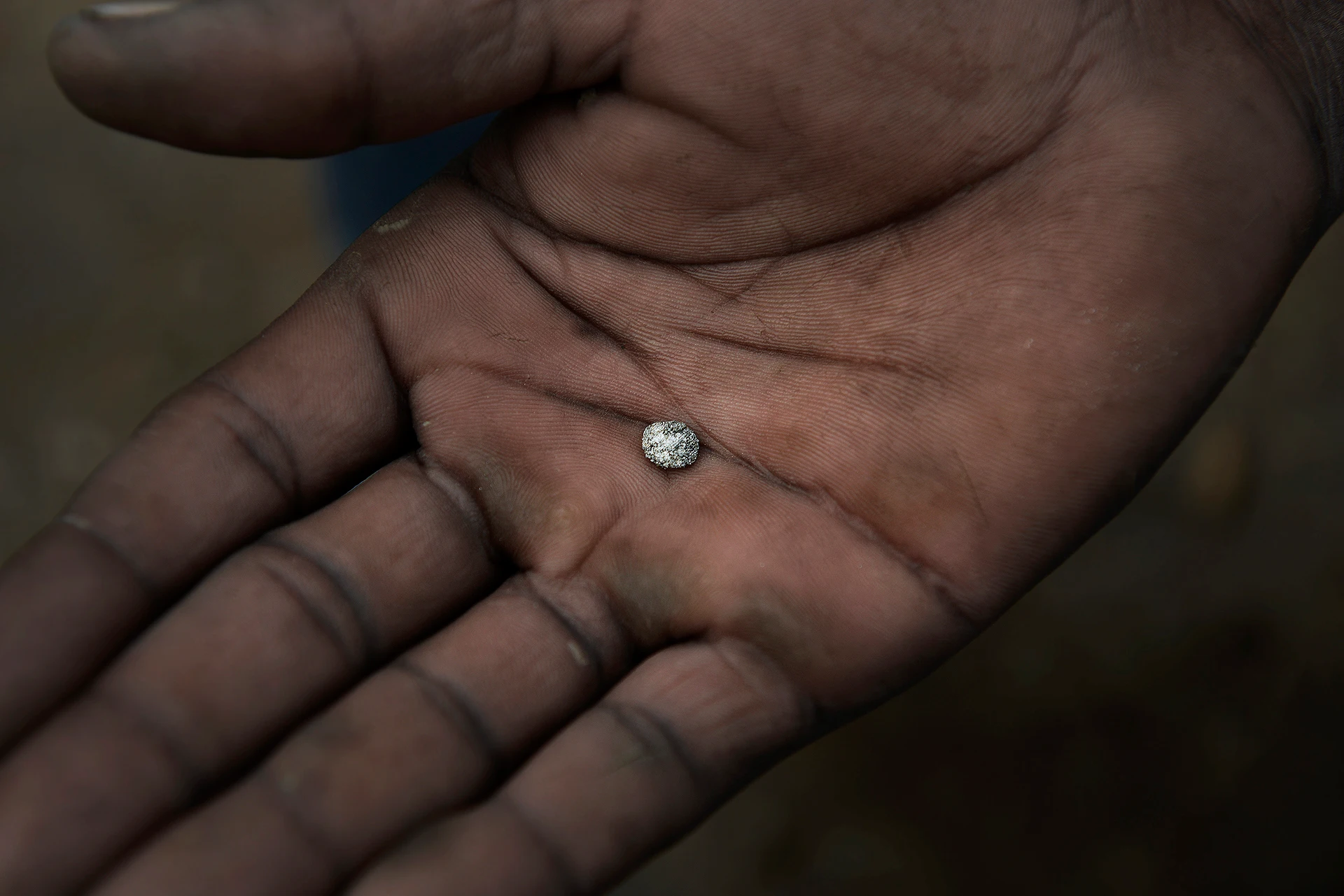 Minas de Guoengo, Burkina Faso. El cribaje con agua es el corazón del 'orpaillage' horas de trabajo artesanal para unas pocas partículas de oro / Foto: Alfons Rodríguez