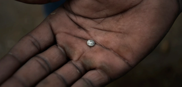 Minas de Guoengo, Burkina Faso. El cribaje con agua es el corazón del 'orpaillage' horas de trabajo artesanal para unas pocas partículas de oro / Foto: Alfons Rodríguez