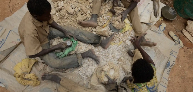 Burkina Faso. El trabajo infantil está prohibido por ley. En todas las minas artesanales del país los niños trabajan / Foto: Alfons Rodríguez