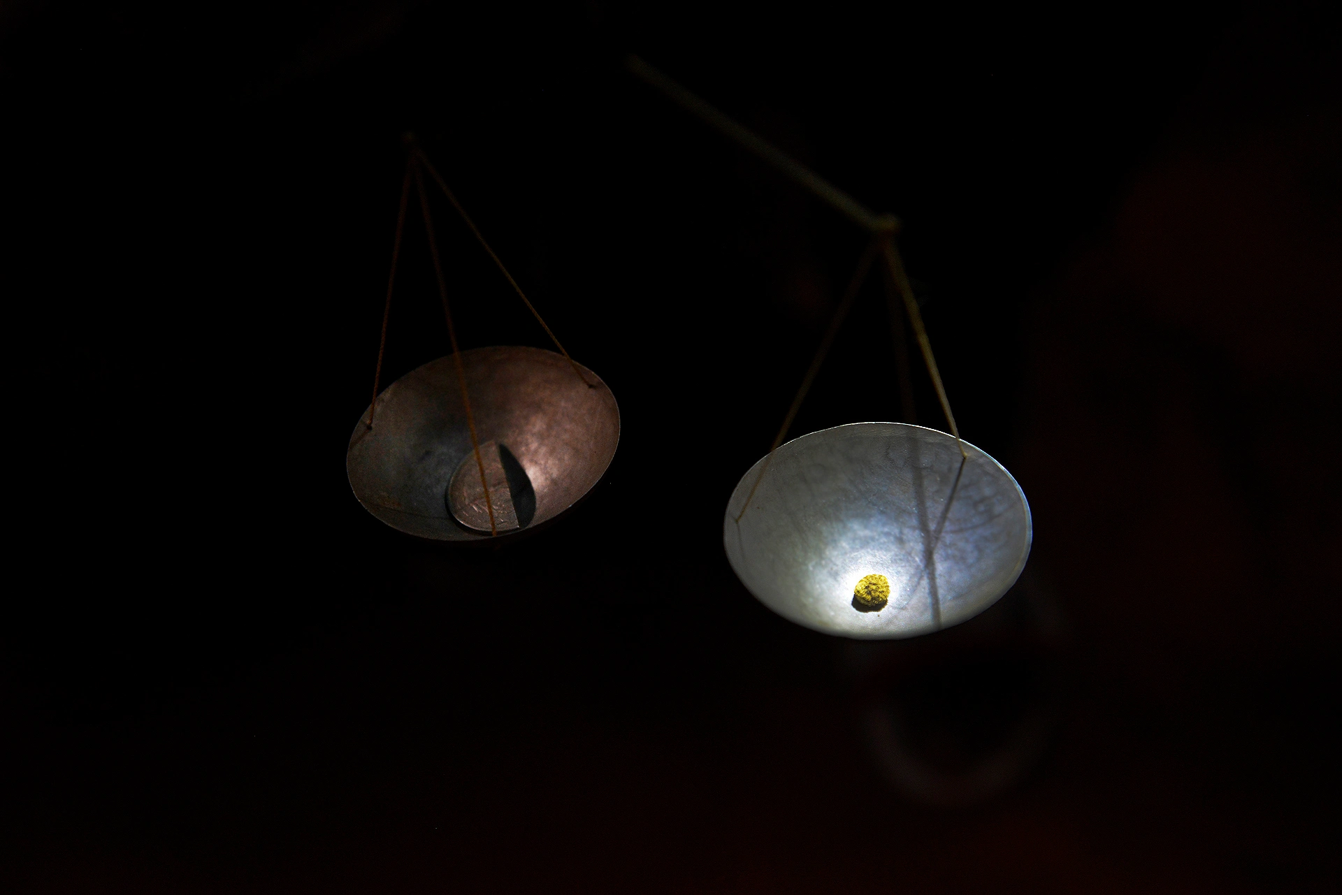 Mina de Youga, Burkina Faso. Zore Karim acumula bolas de oro de 4,5 gramos hasta completar un lingote de 400 para vender en Uagadugú / Foto: Alfons Rodríguez